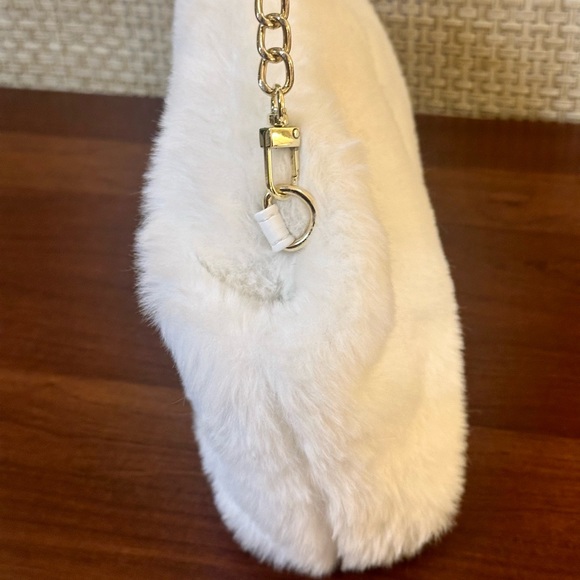 🌟HP🌟Isach Mizrahi New York Winter White Faux Fur & Gold Chain Convertible Bag - Picture 11 of 15